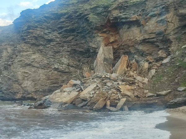 Κατολισθήσεις στην Άνδρο: Χωρίς καμία σήμανση εδώ και 4 μήνες, αλλά τα παιδιά παίζουν στην παραλία