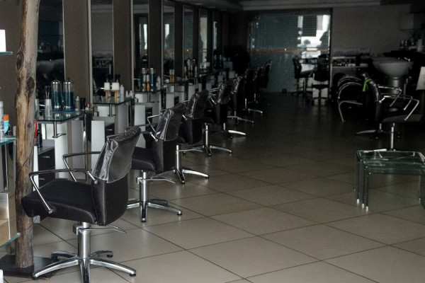 Όλοι περιμένουν να κουρευτούν - «Προσοχή στα πιστολάκια, μεταφέρουν αέρα»