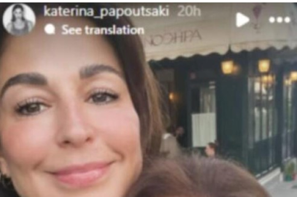 Κατερίνα Παπουτσάκη: Αγκαλιά με τη μητέρα της στο θέατρο