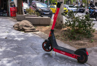 Κυψέλη: Σε κρίσιμη κατάσταση 15χρονος - Έπεσε με ηλεκτρικό πατίνι σε πεζοδρόμιο