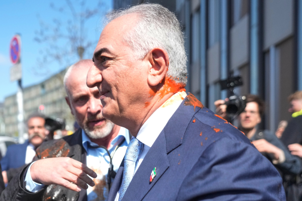 Ρεζά Παχλαβί: Δέχθηκε επίθεση με κόκκινο υγρό κατά την επίσκεψή του στο Βερολίνο (Βίντεο)