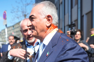 Ρεζά Παχλαβί: Δέχθηκε επίθεση με κόκκινο υγρό κατά την επίσκεψή του στο Βερολίνο (Βίντεο)