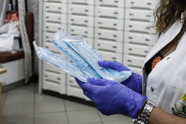 Η Όμικρον «μονιμοποιεί» τα self test