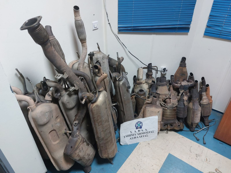 Εξαρθρώθηκαν δύο συμμορίες που έκλεβαν καταλύτες αυτοκινήτων στην Αττική