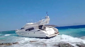 Προσάραξη θαλαμηγού στα Κύθηρα - Έπεσε στη θάλασσα για να σωθεί ο Γερμανός κυβερνήτης (Βίντεο)
