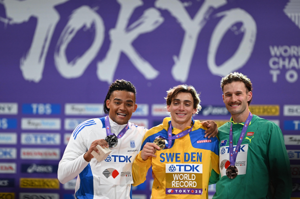 Εμμανουήλ Καραλής: Η απονομή των μεταλλίων στο επί κοντώ - «Να αλλάξει αυτό το χρώμα» (Βίντεο)