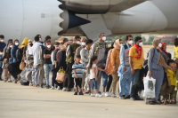 Εκτίμηση για 500.000 πρόσφυγες από το Αφγανιστάν: Ο Λευκός Οίκος προειδοποιεί για νέα πιθανή τρομοκρατική επίθεση (εικόνες - βίντεο)