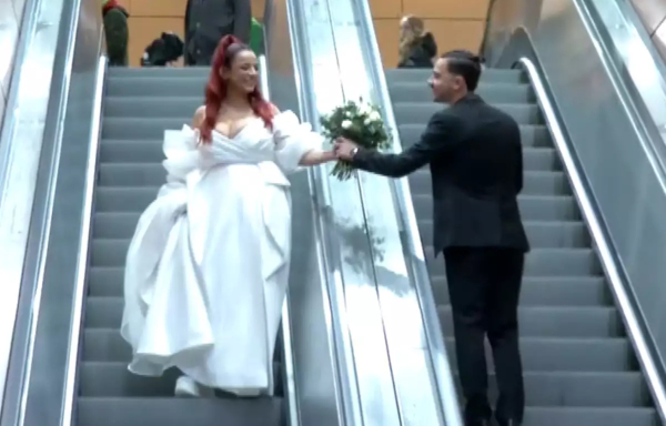 Viral νιόπαντρο ζευγάρι στη Θεσσαλονίκη - Της έταξε γάμο μόνο αν γίνει το μετρό (βίντεο)