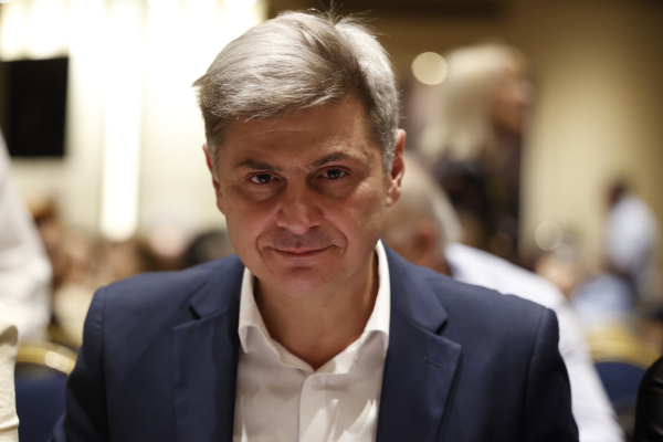 Επιμένει ο Φαραντούρης για κυβέρνηση ειδικού σκοπού με αιχμές κατά Φάμελλου