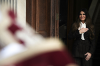 «Βόμβες» της Κίμπερλι Γκίλφοϊλ για COSCO και λιμάνι Πειραιά