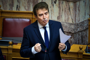 Κόντρα για τα επεισόδια της 28ης Φεβρουαρίου: «Δεν σας σώζει η καταστολή» - «Όλα τέλεια, δεν τραυματίστηκε κανείς», λέει ο Χρυσοχοΐδης