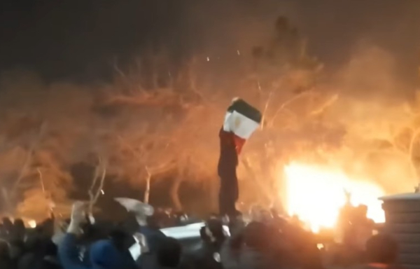 Χάος στο Ιράν: Ο φόβος για «σφαγή στο σκοτάδι» και τα σενάρια για αμερικανική επίθεση