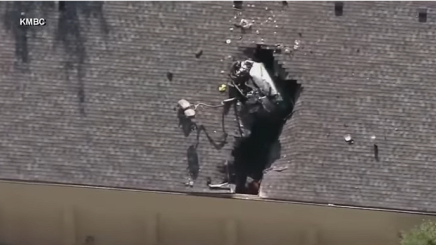 Αυτοκίνητο σφηνώθηκε σε σκεπή κτιρίου - Πετάχτηκε έξω η μηχανή (Βίντεο)