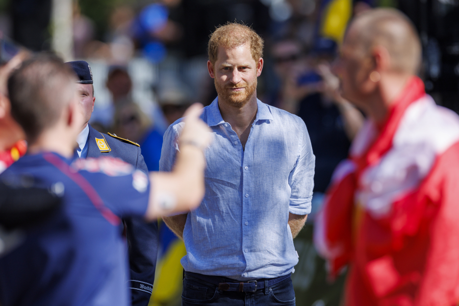 «Επίθεση» αγάπης του πρίγκιπα Χάρι στο Μπάκινγχαμ: «θέλω να τα ξαναβρούμε»