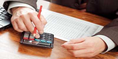 Δεν αλλάζει η μηνιαία παρακράτηση φόρου