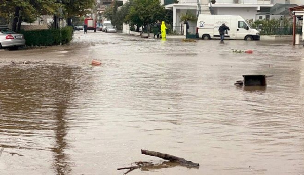 Συναγερμός στη Βόρεια Ελλάδα από την επέλαση της κακοκαιρίας "Μπάλλος", κυκλοφοριακό χάος και απεγκλωβισμοί πολιτών (εικόνες - βίντεο)