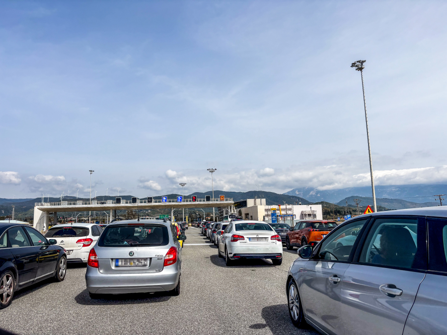 Κίνηση τώρα: Συνεχίζεται με χαμηλές ταχύτητες η επιστροφή των εκδρομέων - Πού έχουμε «ουρές» αυτοκινήτων