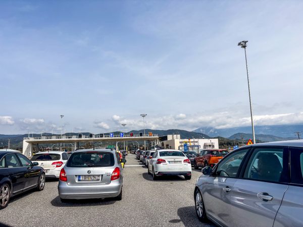 Κίνηση τώρα: Συνεχίζεται με χαμηλές ταχύτητες η επιστροφή των εκδρομέων - Πού έχουμε «ουρές» αυτοκινήτων