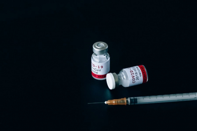 Κορονοϊός: Πως τα εμβολιασμένα μέλη μιας οικογένειας προστατεύουν τα ανεμβολίαστα