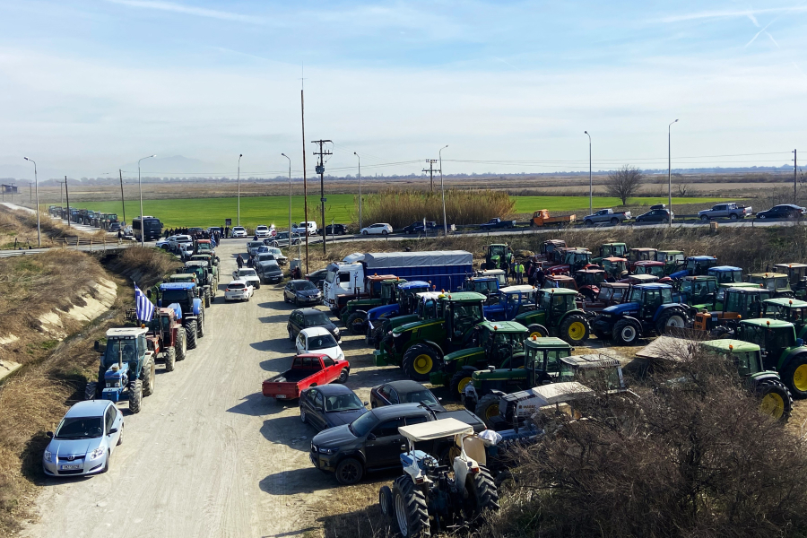 Μπλόκα αγροτών: Σε ποια σημεία των εθνικών οδών πραγματοποιούνται συμβολικοί αποκλεισμοί