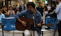Ο Jack Savoretti τραγούδησε ξαφνικά με την κιθάρα του στην Ερμού και έγινε viral