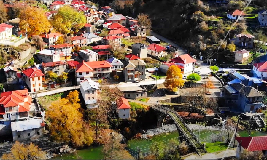 Το άγνωστο χωριό της Ελλάδας που χωρίζεται στα δύο από ένα ποτάμι