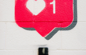 Ο χρόνος που περνάμε στα social, αρκεί για 32 ταξίδια προς το φεγγάρι και πίσω!