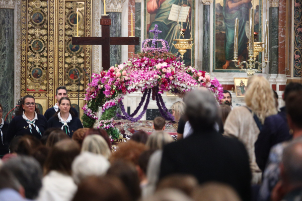 Μεγάλη Παρασκευή: H Ακολουθία και η Περιφορά του Επιταφίου Live