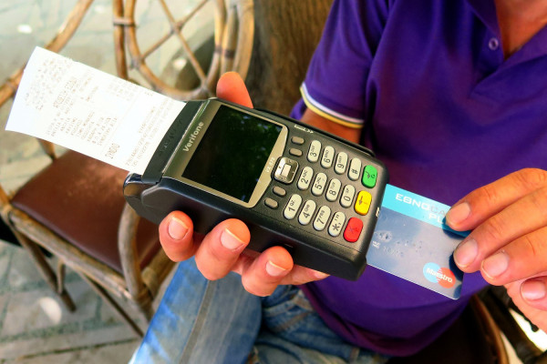 POS... παντού - Μειώνεται το όριο στις συναλλαγές με μετρητά