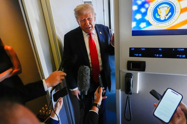 Τραμπ μέσα από το Air Force One για Αλάσκα: Θέλω να δω εκεχειρία - Οι σκοτωμοί πρέπει να σταματήσουν (Βίντεο)