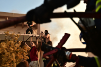 Φωτιά στο Κρυονέρι: Κάτοικοι με λάστιχα προσπαθούν να σώσουν τα σπίτια τους