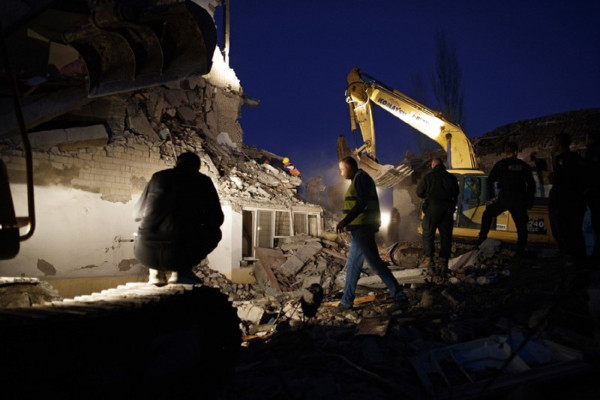 Σεισμός στην Αλβανία: Νύχτα απόγνωσης και θρήνου- Περισσότεροι από 20 οι νεκροί - Ψάχνουν στα συντρίμμια για ίχνη ζωής (pics&vids)