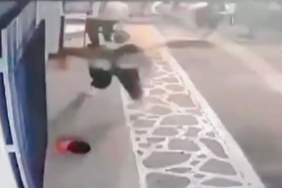 Χαλκιδική: Βίντεο ντοκουμέντο με πυροβολισμούς έξω από μπαρ, δύο τραυματίες