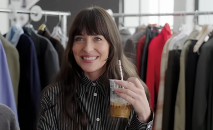 Αν το δεις αυτό, τρέξε - Το «red flag» της Ντακότα Τζόνσον για τους άνδρες (Βίντεο)