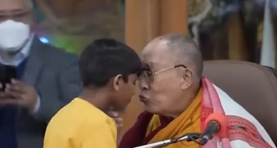 «Ρούφα μου την γλώσσα»: Σάλος με το φιλί του Δαλάι Λάμα σε μικρό παιδί (βίντεο)