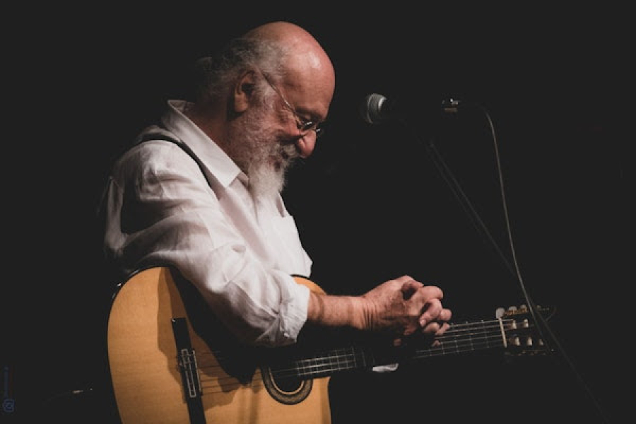 Ο Διονύσης Σαββόπουλος κάνει απολογισμό και αυτοκριτική σε νέο βιβλίο