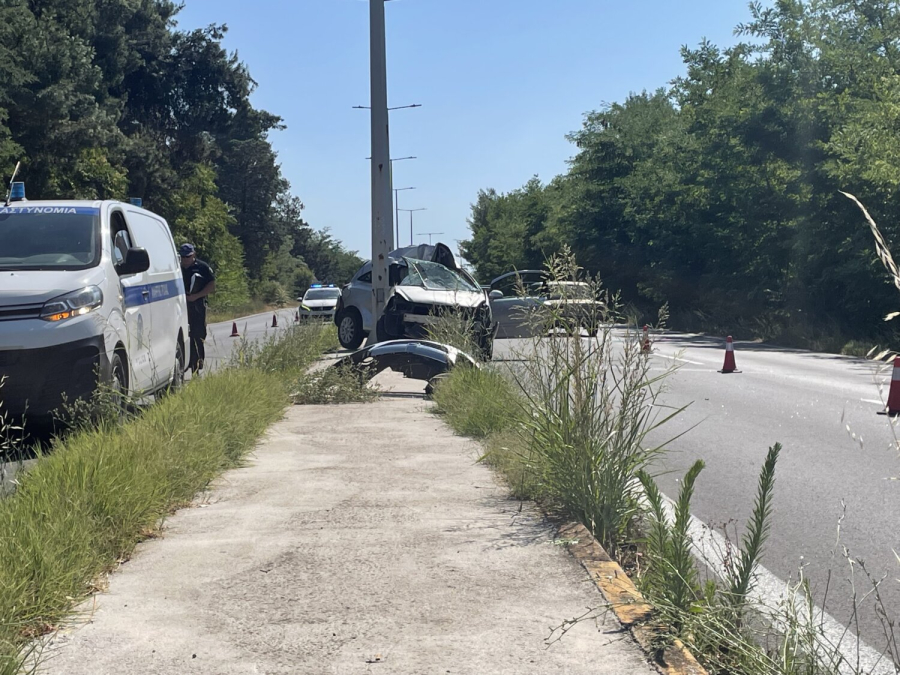 Τραγωδία έξω από τη Λάρισα: Αυτοκίνητο έπεσε σε κολόνα - Νεκρή νεαρή