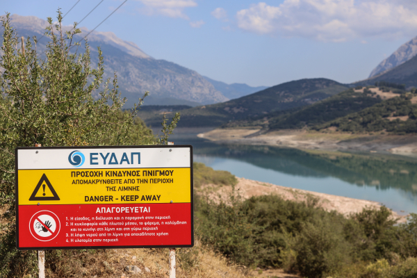 Η οργή του Δούκα για τις αυξήσεις 32% στο νερό και η απάντηση της ΕΥΔΑΠ