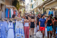 Τουρισμός: Χιλιάδες κενές θέσεις εργασίας και νέα απεργιακή κινητοποίηση στον κλάδο