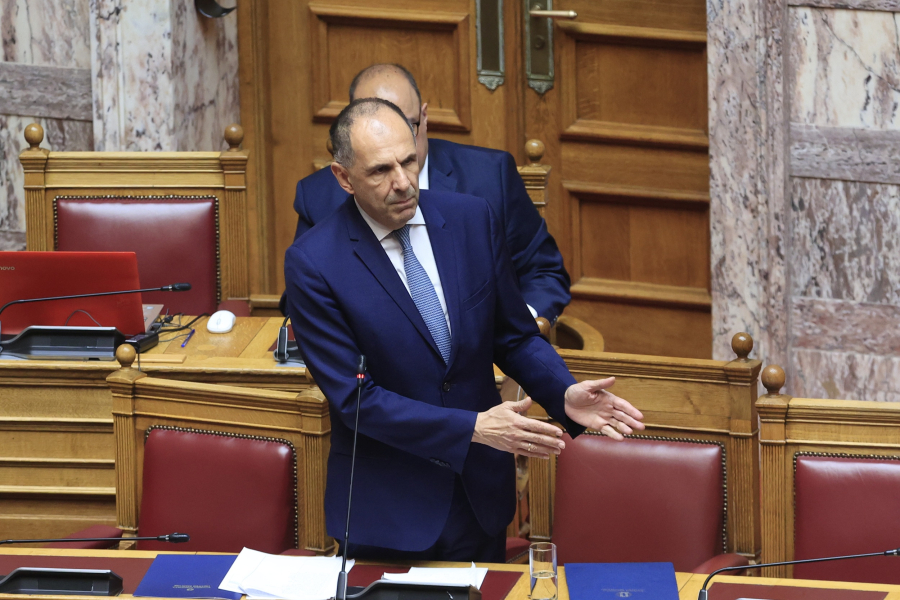 «Γαλάζιοι» βουλευτές συγκεντρώνουν υπογραφές για την εξωτερική πολιτική