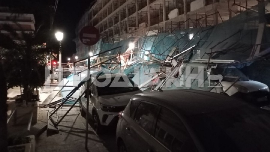 Ρόδος: Κατέρρευσε σκαλωσιά από τον αέρα - Ζημιές σε πάνω από 20 οχήματα