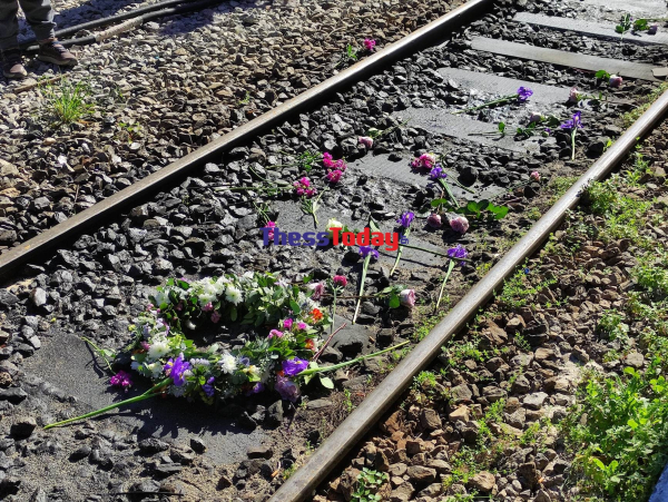 Θεσσαλονίκη: Επιμνημόσυνη δέηση και τρισάγιο στον σιδηροδρομικό σταθμό του ΟΣΕ για τα θύματα των Τεμπών