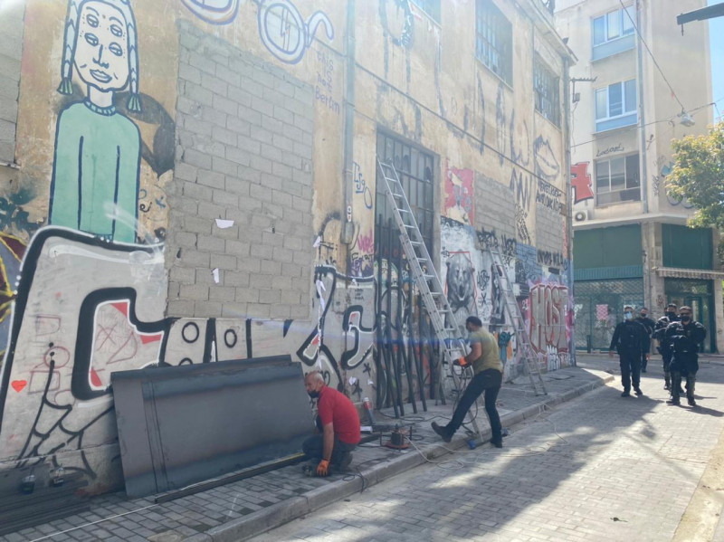 Σφραγίζεται το πρώην θέατρο «Εμπρός» (εικόνες, βίντεο)