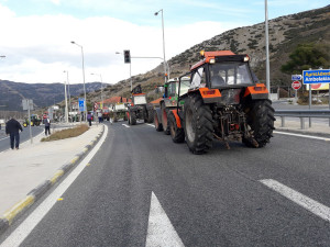 Μπλόκα αγροτών: Απέκλεισαν την Εθνική Οδό Θεσσαλονίκης - Σερρών