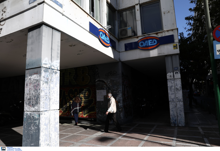 ΟΑΕΔ - ΔΥΠΑ: Tα τρία προγράμματα που «μοιράζουν» ευρώ, στα «σκαριά» νέο πρόγραμμα για 10.000 νέους ανέργους