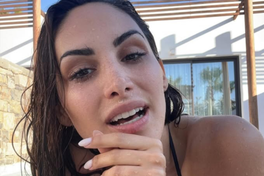 Λένα Ζευγαρά: Ποζάρει σε πισίνα στο Ηράκλειο Κρήτης (Εικόνες)