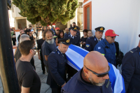 Ρόδος: Συγκίνηση στην κηδεία του 52χρονου πυροσβέστη που έχασε τη ζωή του εν ώρα καθήκοντος (εικόνες)