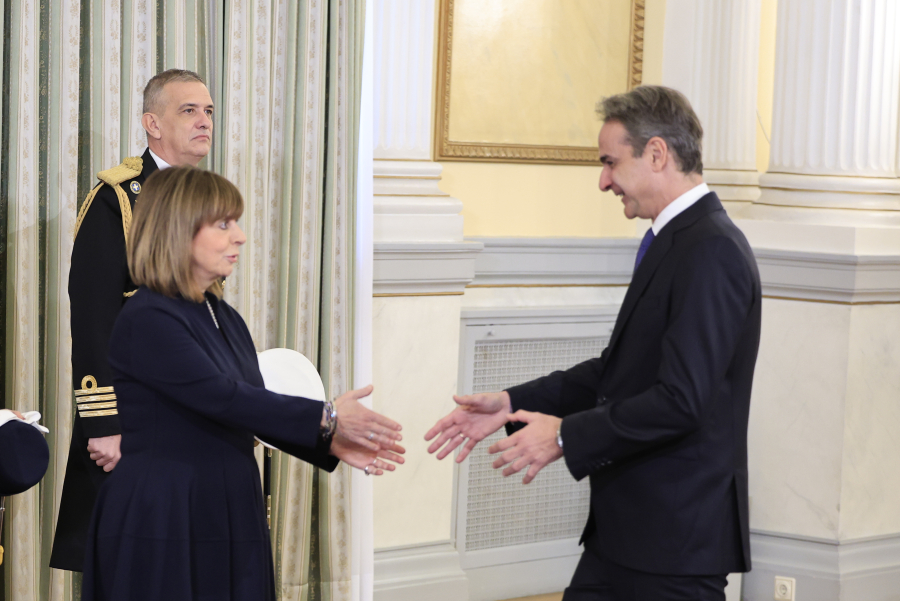 Γιατί τυχόν πρόταση για Σακελλαροπούλου δυσκολεύει το Μαξίμου