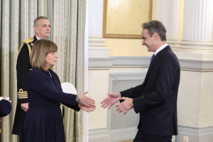 Γιατί τυχόν πρόταση για Σακελλαροπούλου δυσκολεύει το Μαξίμου