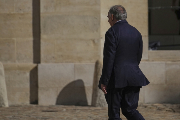 Προεξοφλημένη η πτώση Μπαϊρού: Το πιθανότερο σενάριο για την επόμενη μέρα